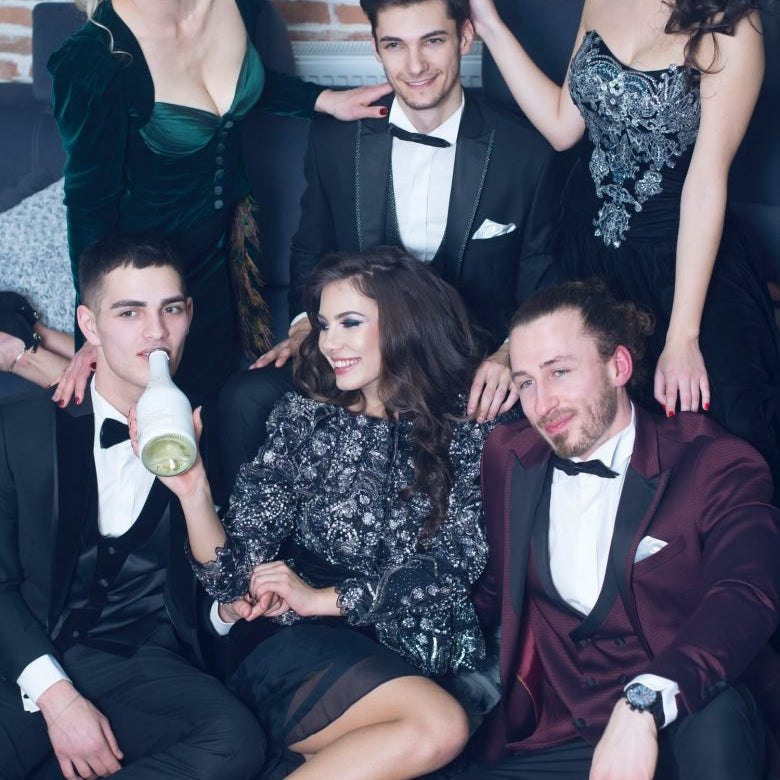 5 Idei de Ținute Elegante pentru Petrecerea de Revelion 2024-2025