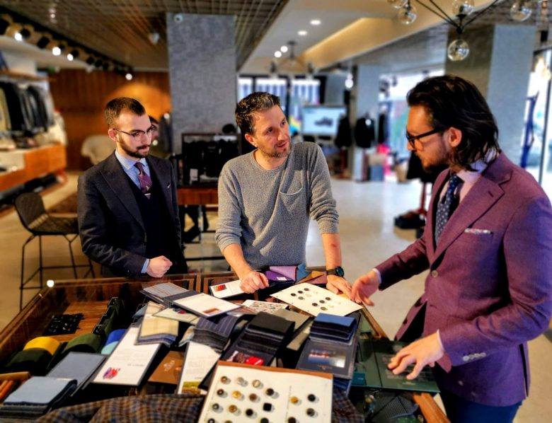 Andi Moisescu, brand ambassador Tudor Tailor, si Adrian Belbe, fashion advisor Tudor Tailor